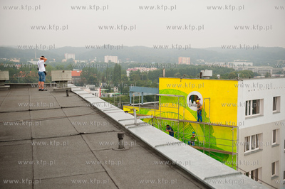 Gdansk. Zaspa. Pilotow 10. Demontaz rusztowania i odsloniecie...