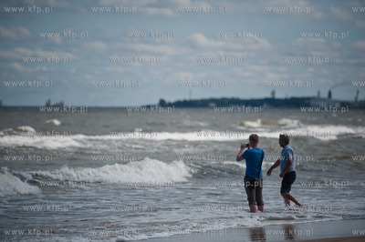 Gdansk. Czerwona flaga wywieszona na plazy w Jelitkowie...