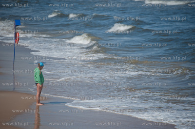 Gdansk. Czerwona flaga wywieszona na plazy w Jelitkowie...