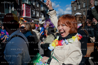 Gdansk. Ulica Panska. Parada z udzialem bebniarzy,...
