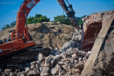 Gdansk. Wyburzanie wiaduktu przy ul. Ogrodowej, ktory...