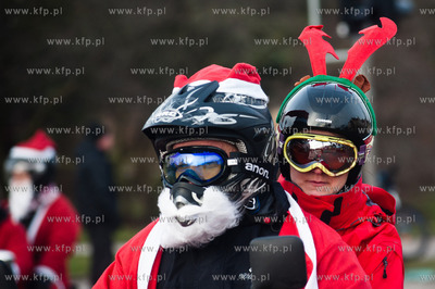 Sopot. Al. Niepodleglosci. XI edycja parady Mikolaje...
