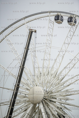 Gdansk. Montaz kola widokowego na Wyspie Spichrzow.
13.06.2016
fot....