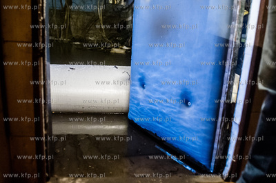 Gdańsk. Prowadzona przez strażaków akcja stawiania...