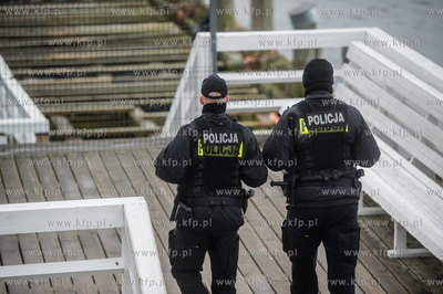 Sopot. Molo. Niedzielni spacerowicze, ktorych nie odstrasza...