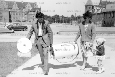 Szczesliwa rodzina wraca z zakupow z pralka wirnikowa....