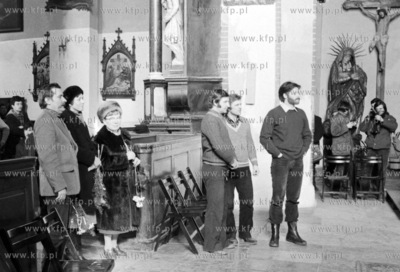 Plan zdjeciowy filmu "Czlowiek z zelaza". Scena w kosciele...