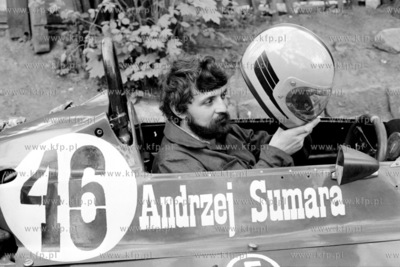 Kierowca rajdowy Andrzej Sumara przy swoim samochodzie...