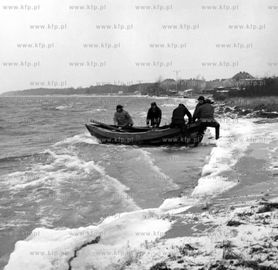 Rybacy na polwyspie Helskim. 29.11.1973
7listopad73_z.kosycarz_p65
Fot....