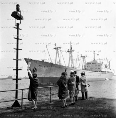 Statek Polanica wplywa do portu gdynskiego. 1965 z0002373...