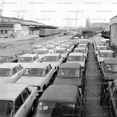 Samochody osobowe Fiat 125p 1300 oczekuja w porcie...