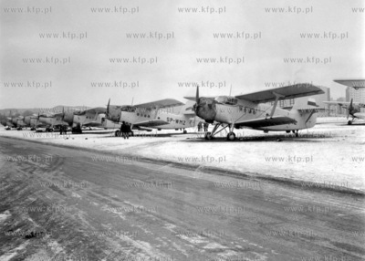Zimowy postoj samolotow AN-2  na lotnisku w Gdansku...