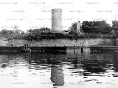 Stara latarnia morska nad kanałem portowym w Wisłoujściu....