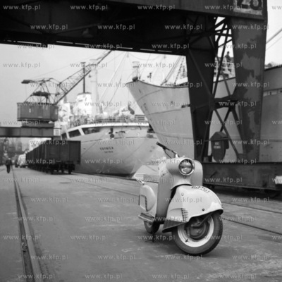 Skuter Osa stojący na nabrzeżu gdyńskiego portu....