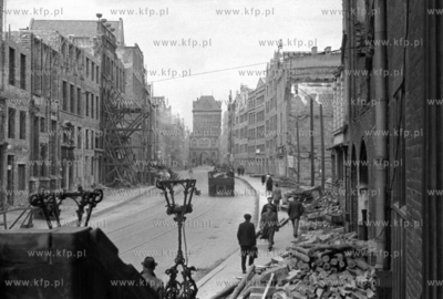 Widok na ulicę Długą z przedproża Ratusza Głównego...