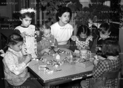 Zajęcia plastyczne w przedszkolu.
1960
0008476z
Fot....