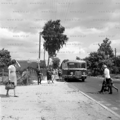 Przystanek autobusowy w Chwaszczynie i autobus PKS...