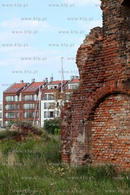 Gdansk - Wyspa Spichrzow. Fragment zabytkowych murow...
