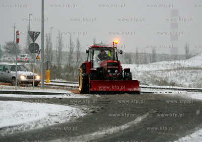 Szczecin. Pierwsze opady sniegu spowodowaly spore utrudnienia...