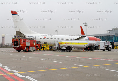 Gdansk, Rebiechowo. Nz. Tankowanie przez LOTOS Boeinga...