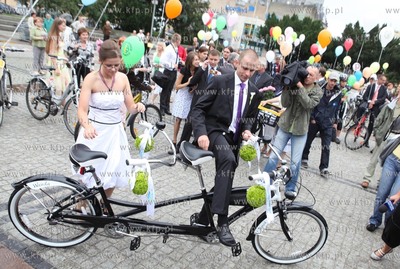 Szczecin. Nietypowy slub w wzieli Tomek i Wanda. Para...