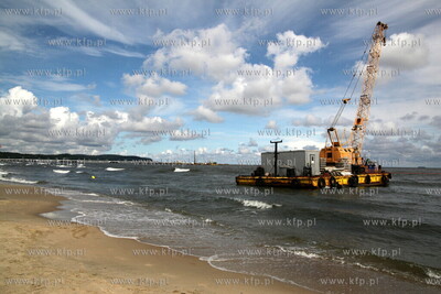 Sopot. Silny polnocny wiatr towarzyszacy sztormowi...