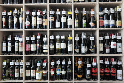 Winarium. Marek Kondrat i Syn sklep przy ulicy Swietojanskiej...