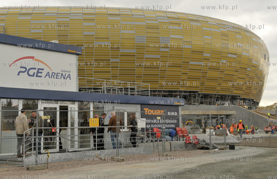 Prace wykonczeniowe na miesiac przed meczem inauguracyjnym...