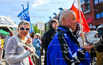 Gdansk. Plac przed City Forum. Protest ok 200 osob...