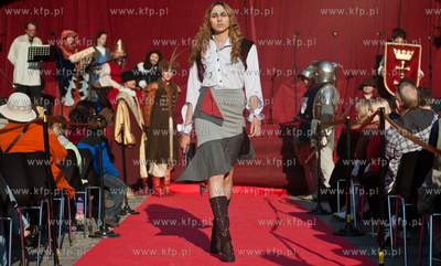 Gdansk. Swieto Miasta. Pokaz mody na Dlugim Targu,...