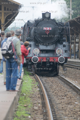 Pociag "Heweliusz", prowadzony przez parowoz z wolsztynskiej...