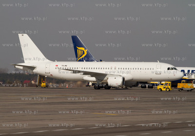 Gdansk, Rebiechowo. Nz.Airbus 320 Nouvelair.
12.04.2012
fot....