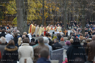 Dzien Wszystkich Swietych na cmentarzu parafialnym...