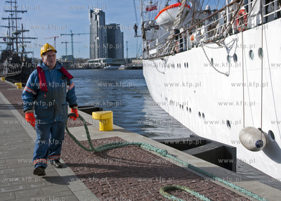 Dar Mlodziezy wyplywa w pierwszy w tym roku rejs szkoleniowy....