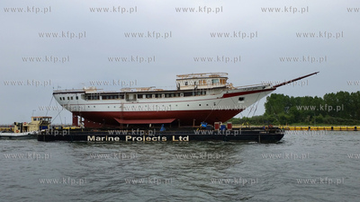 Transport kadluba do portu wewnetrzego w Gdansku szkolnego...