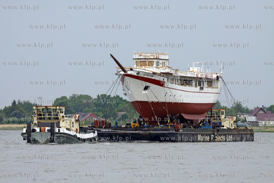Transport kadluba do portu wewnetrzego w Gdansku szkolnego...
