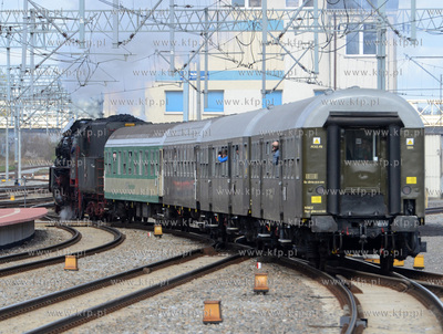 Przejazd pociagiem specjalnym, ciagnietym przez parowoz...