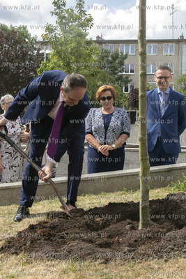 Uroczyste posadzenie magnolii na placu Jana Pawła...