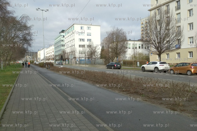 Gdynia. Wyludnione ulice i place zabaw. Pusta al. Marszalka...