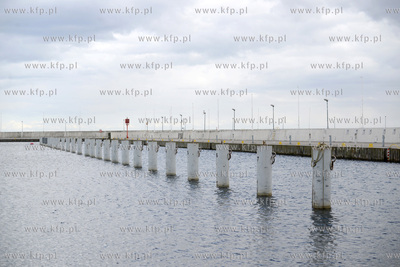 Opustoszala w czasie epidemii Marina Gdynia - basen...