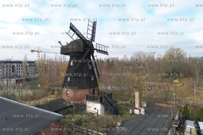Zabytkowy, XIX-wieczny wiatrak typu Holeder połozony...