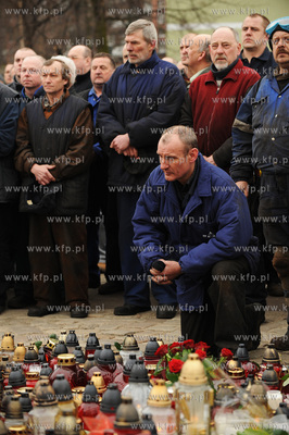 Stoczniowcy ze Stoczni Gdanskiej w holdzie tragicznie...