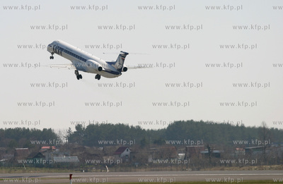 Port lotniczy w Gdansku Rebiechowie. Startujacy samolot...