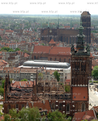 Pozar kosciola sw. Katarzyny w Gdanku. Nz.widok na...