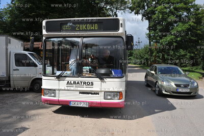 Autobus firmy Albatros na przystanku we wsi Sulmin...