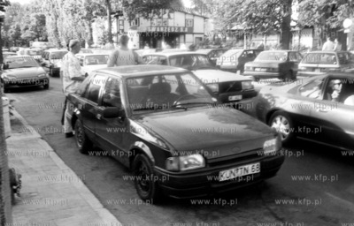 Nieprawidlowo zaparkowany samochod na ul. Powstancow...