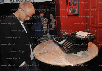 Gazeta Rock Cafe na ulicy Tkackiej w Gdansku. Jeden...