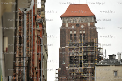 Demontaz rusztowan z odrestaurowanej wiezy Bazyliki...