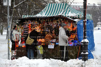 Gdansk. Stoisko z dekoracjami swiatecznmi na ul. Panskiej....