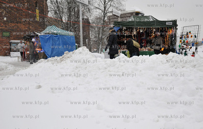 Gdansk. Stoisko z dekoracjami swiatecznmi na ul. Panskiej....